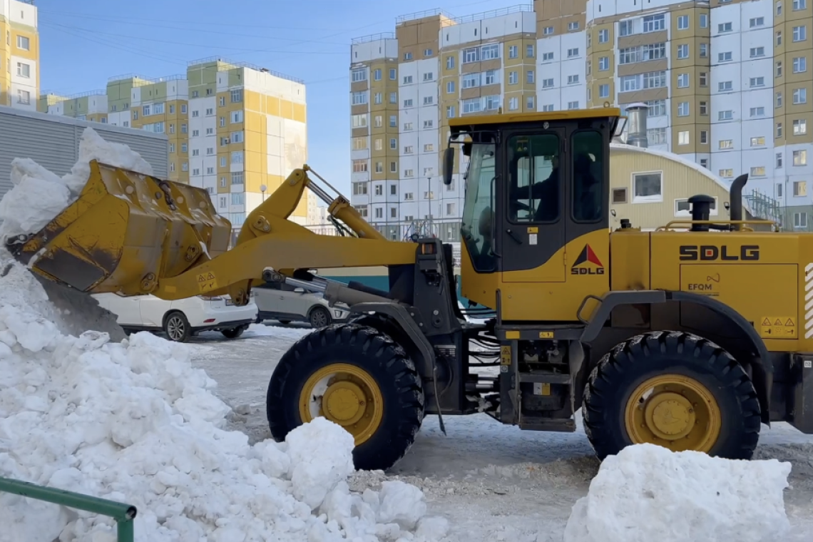 Борьба со снегом в Нижневартовске продолжается