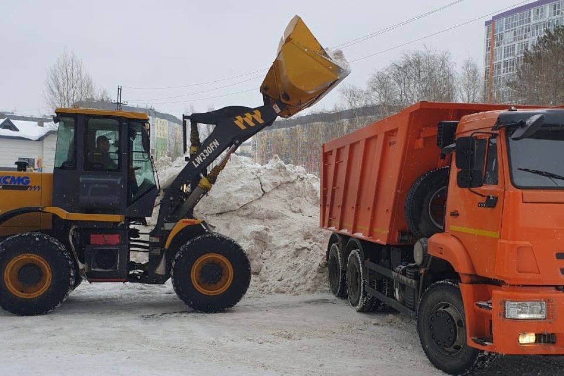 В Нижневартовске продолжается очистка улиц и дорог от снега