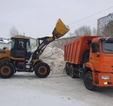 В Нижневартовске продолжается очистка улиц и дорог от снега