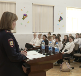 Нижневартовские полицейские рассказали о своей профессии старшеклассникам школы №25