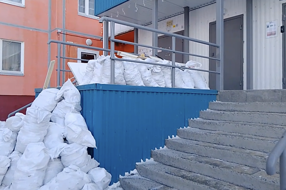 "Волна" строительного мусора захлестнула один из подъездов Нижневартовска