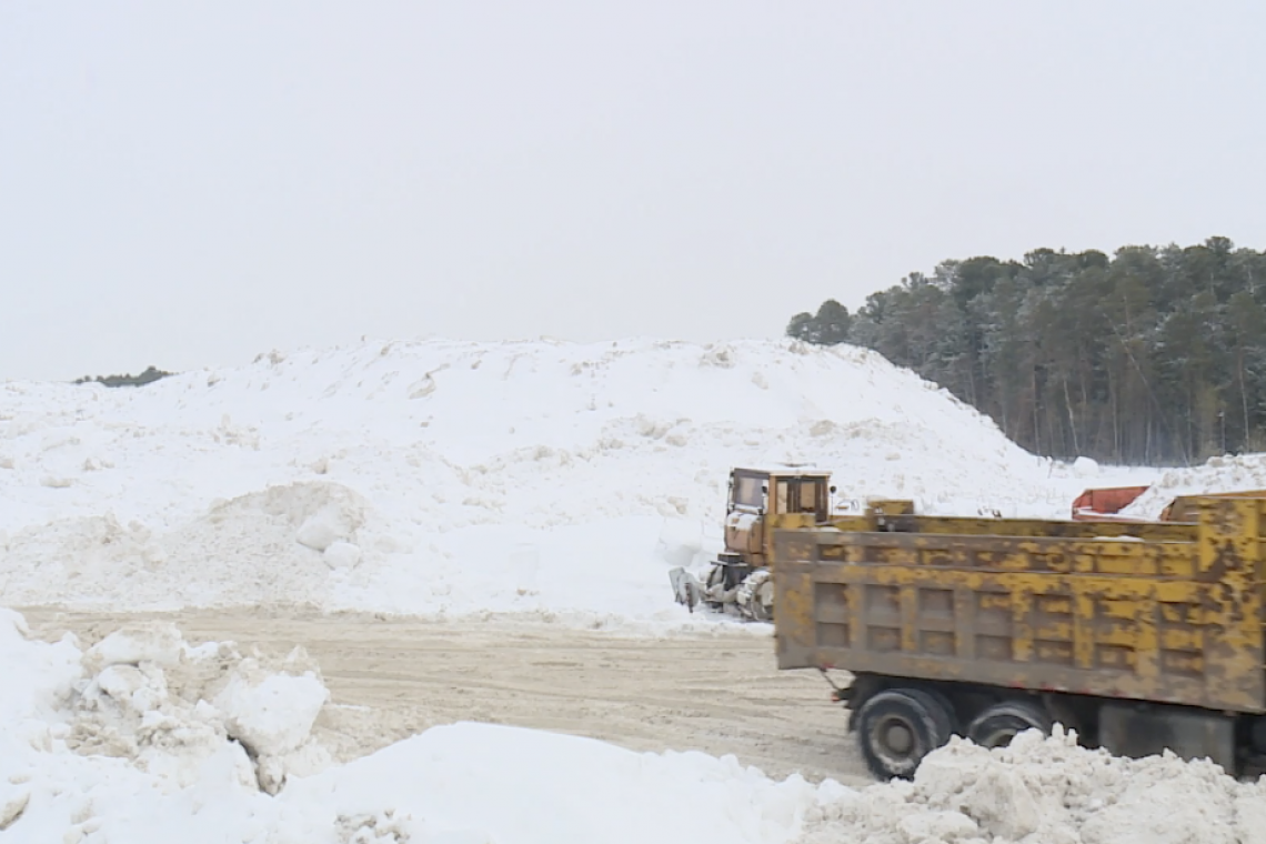На специализированный полигон Нижневартовска за минувшие сутки привезли свыше 900 машин снега
