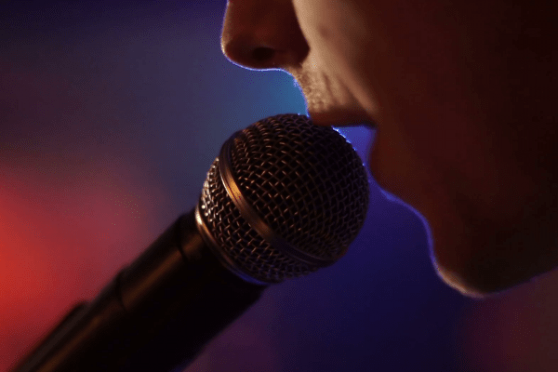 Пение мужчин. Микрофон. Поет в микрофон. Микрофон на сцене. Микрофон для вокала.