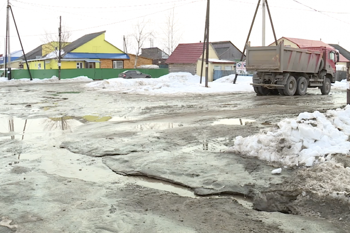 В Нижневартовске продолжают очистку колодцев ливневой канализации