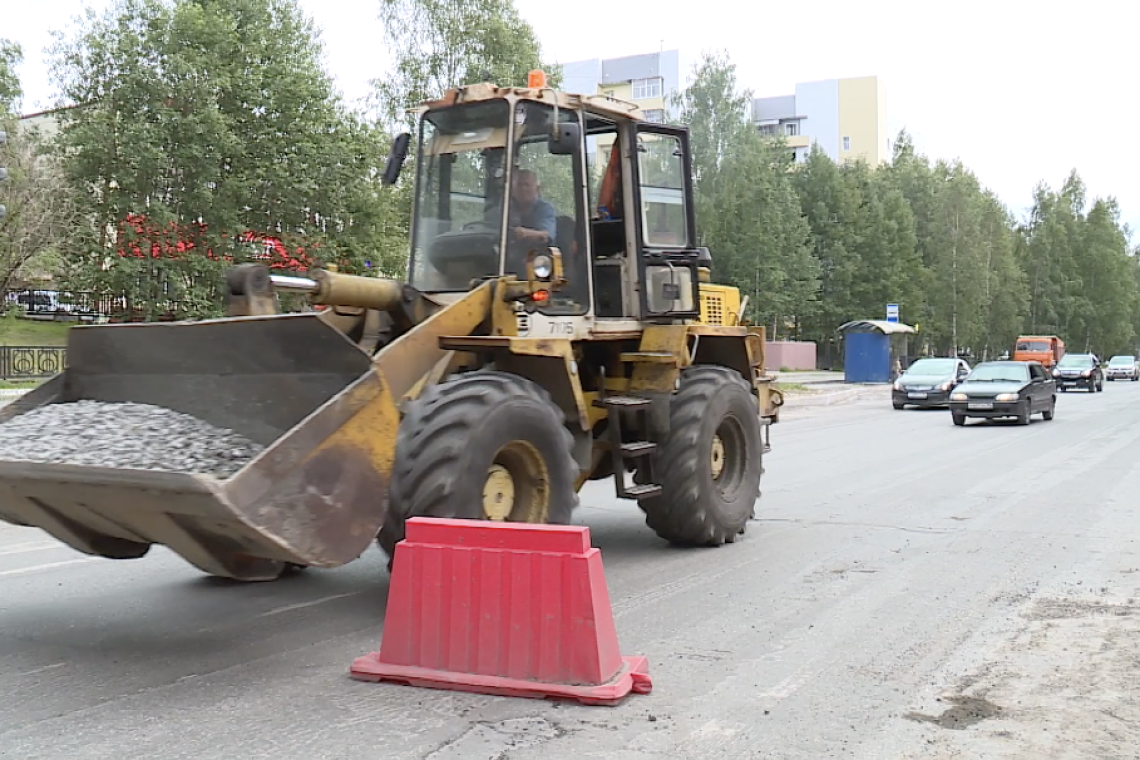 В Нижневартовске по улице Маршала Жукова ремонтируют дорогу