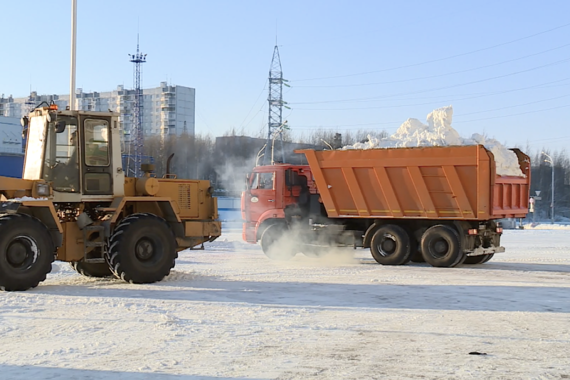 В Нижневартовске продолжается уборка снега 