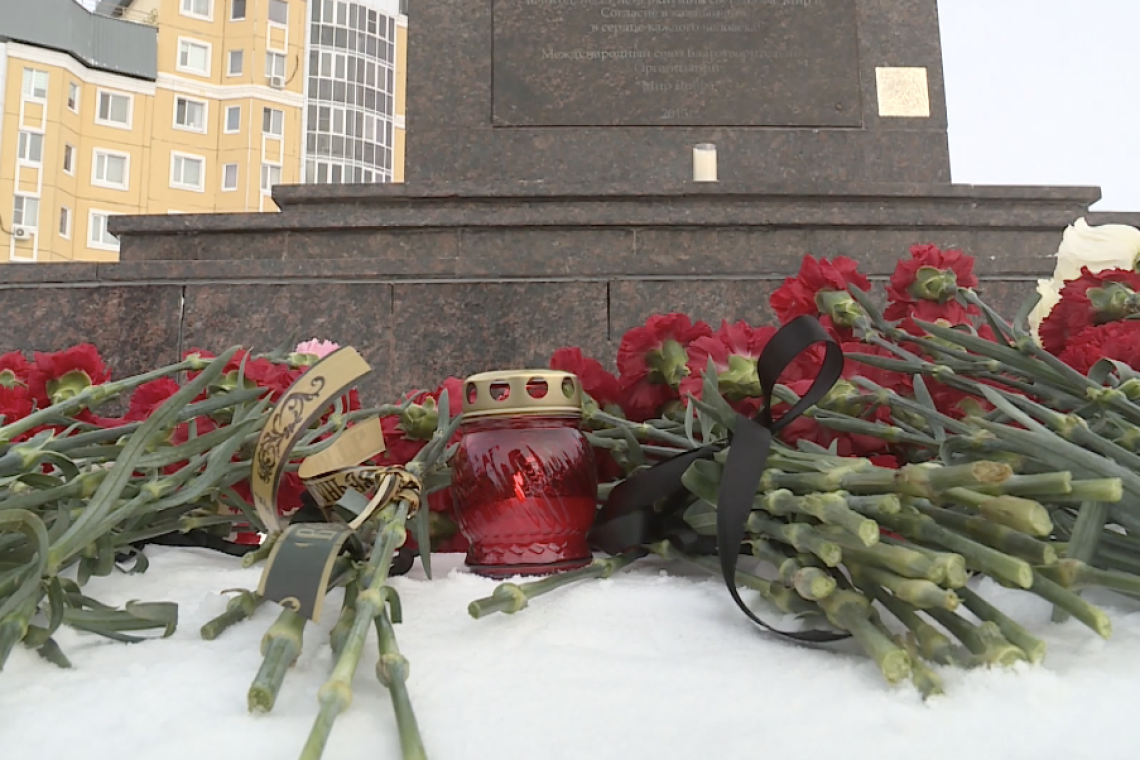 В память о погибших у комплекса «Ангел мира» по инициативе жителей города возник стихийный траурный мемориал