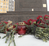 В память о погибших у комплекса «Ангел мира» по инициативе жителей города возник стихийный траурный мемориал