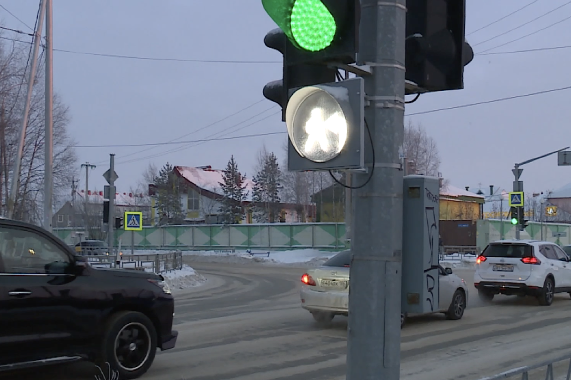 В Нижневартовске появились бело-лунные секции на светофорах. Для чего они нужны водителям?