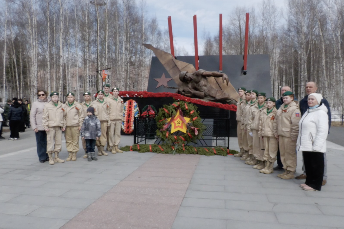 Школьники Нижневартовска возложили цветы к памятнику "Воинам-землякам"